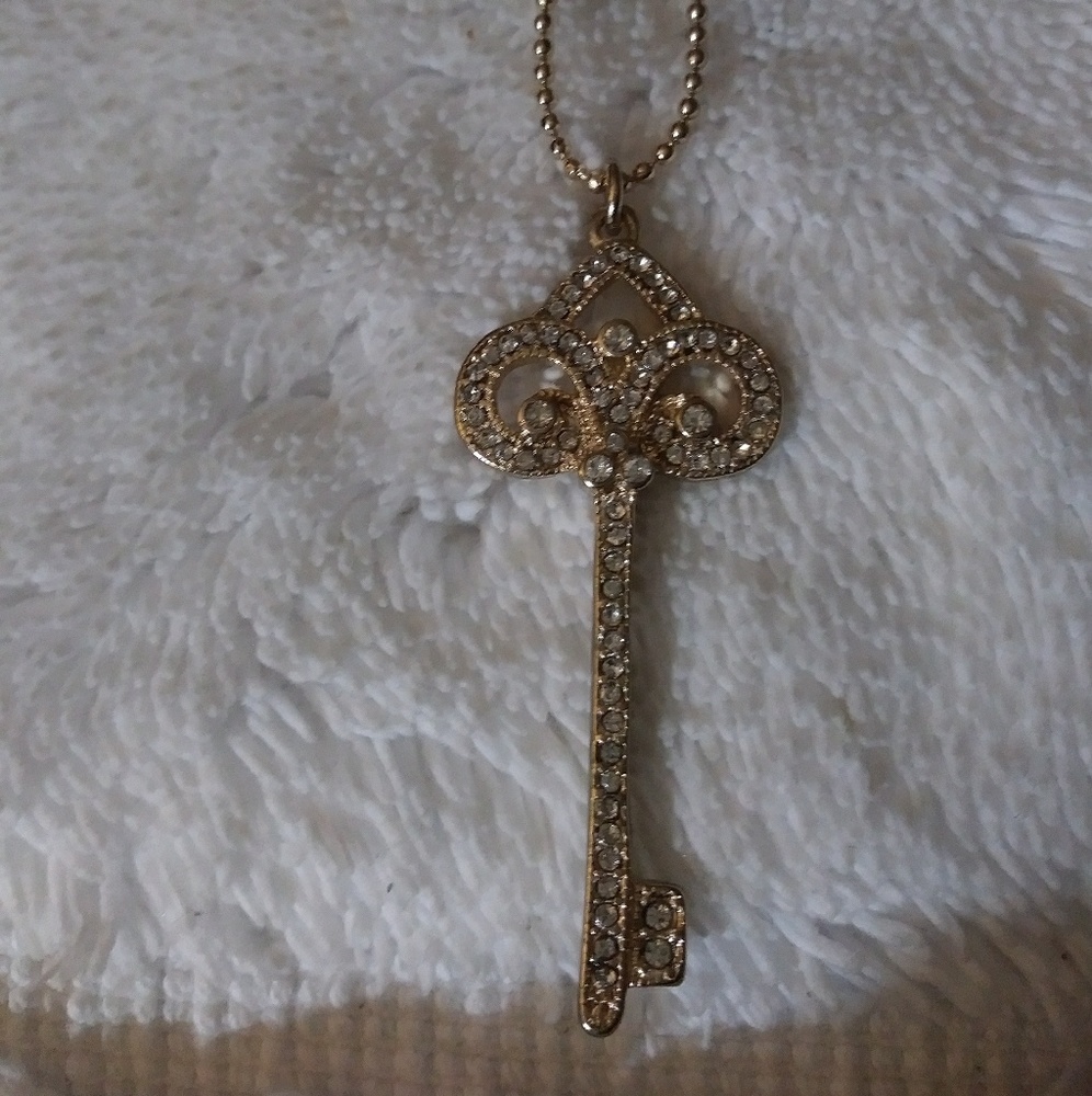Beautiful Gold Plated Crystal Key Necklace🌷